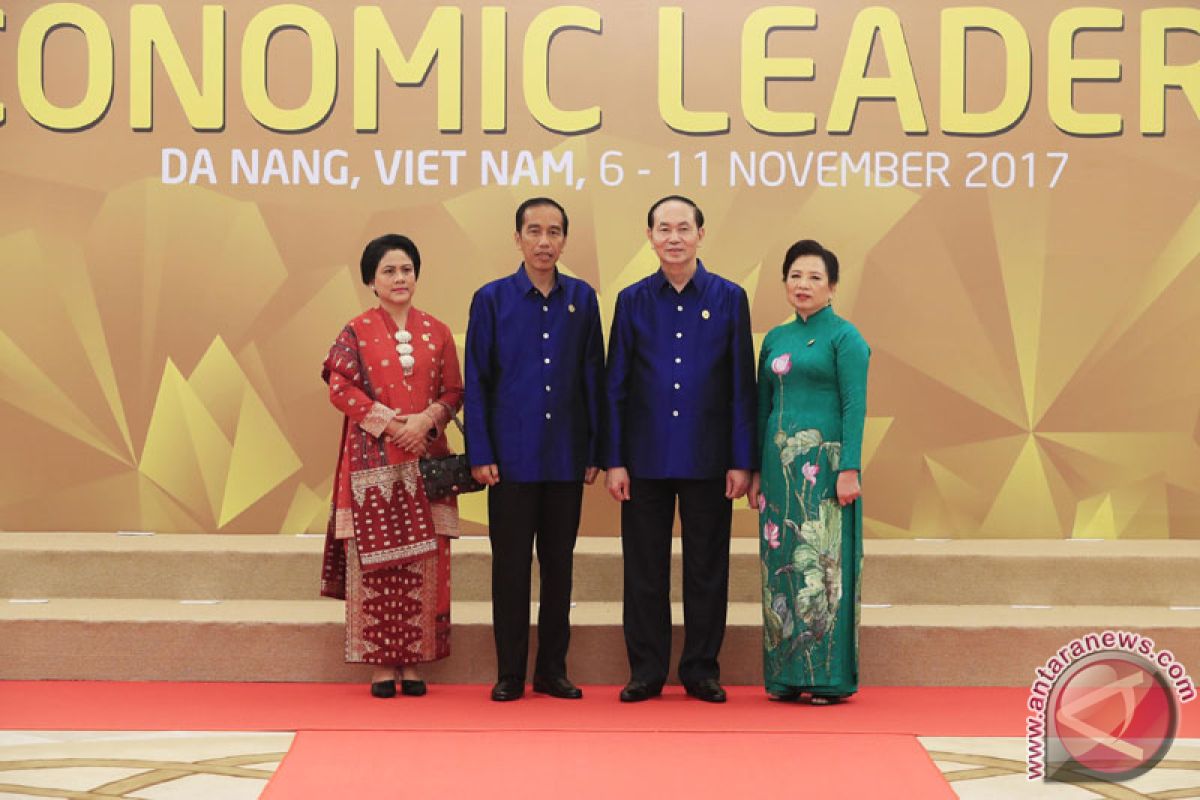 Jokowi welcomed with state ceremony in Vietnam