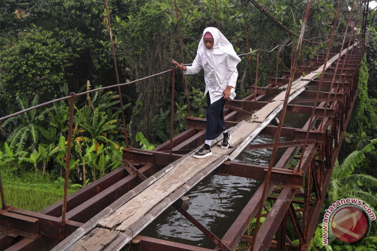 Kodam Sriwijaya perbaiki jembatan desa terisolir
