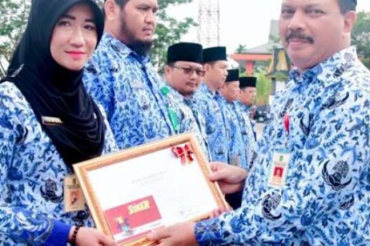 10 ASN Berprestasi Inhil Terima Penghargaan Dari Bupati