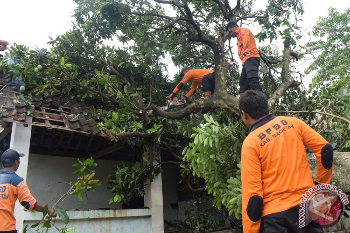 Puting beliung landa sebagian Magetan