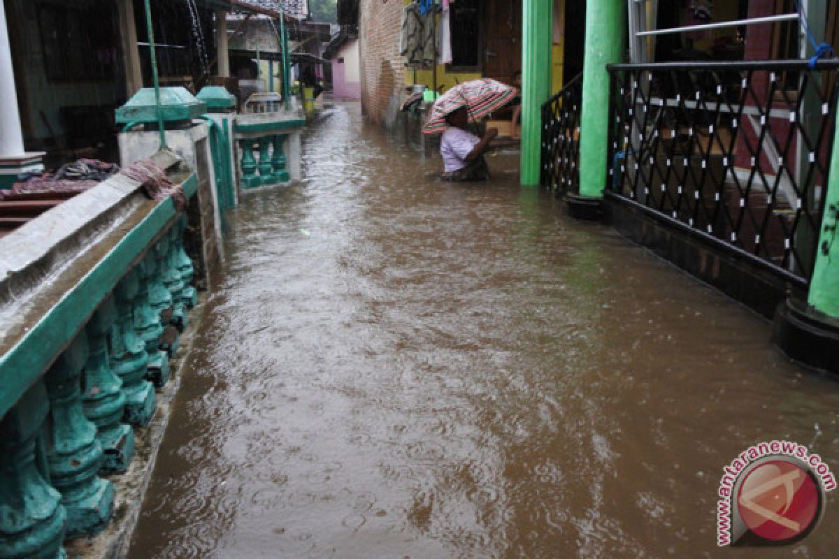 Korban banjir Situbondo mengungsi ke mushala