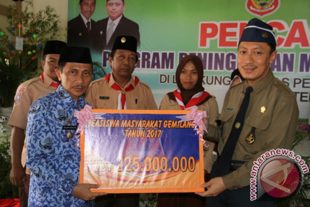 Pemkab Gorontalo Serahkan Beasiswa 