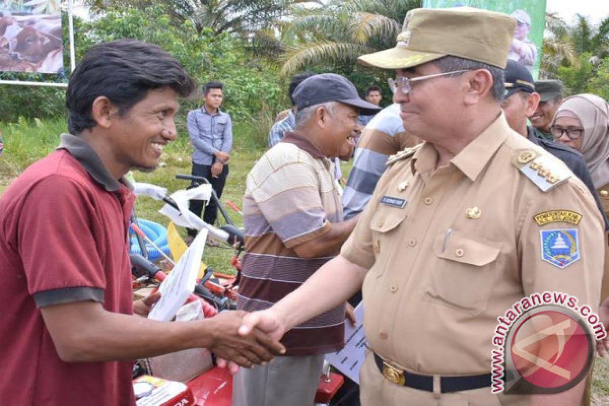 Bupati HSS Serahkan Ratusan Bantuan Alsintan