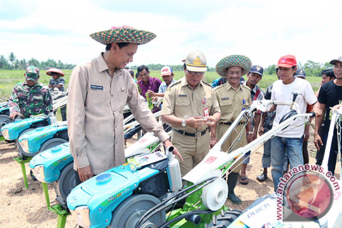 15 kelompok Tani Terima Bantua Alsintan