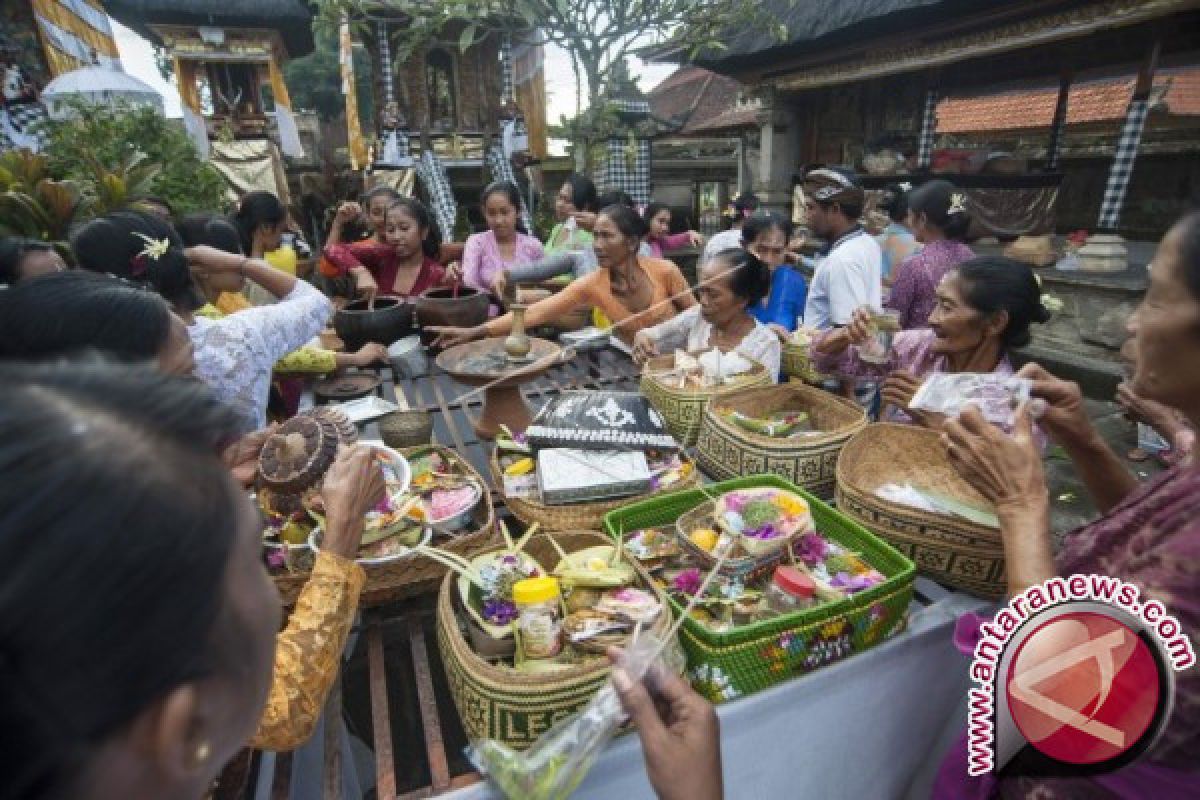 Umat Hindu Merayakan Hari Suci Galungan