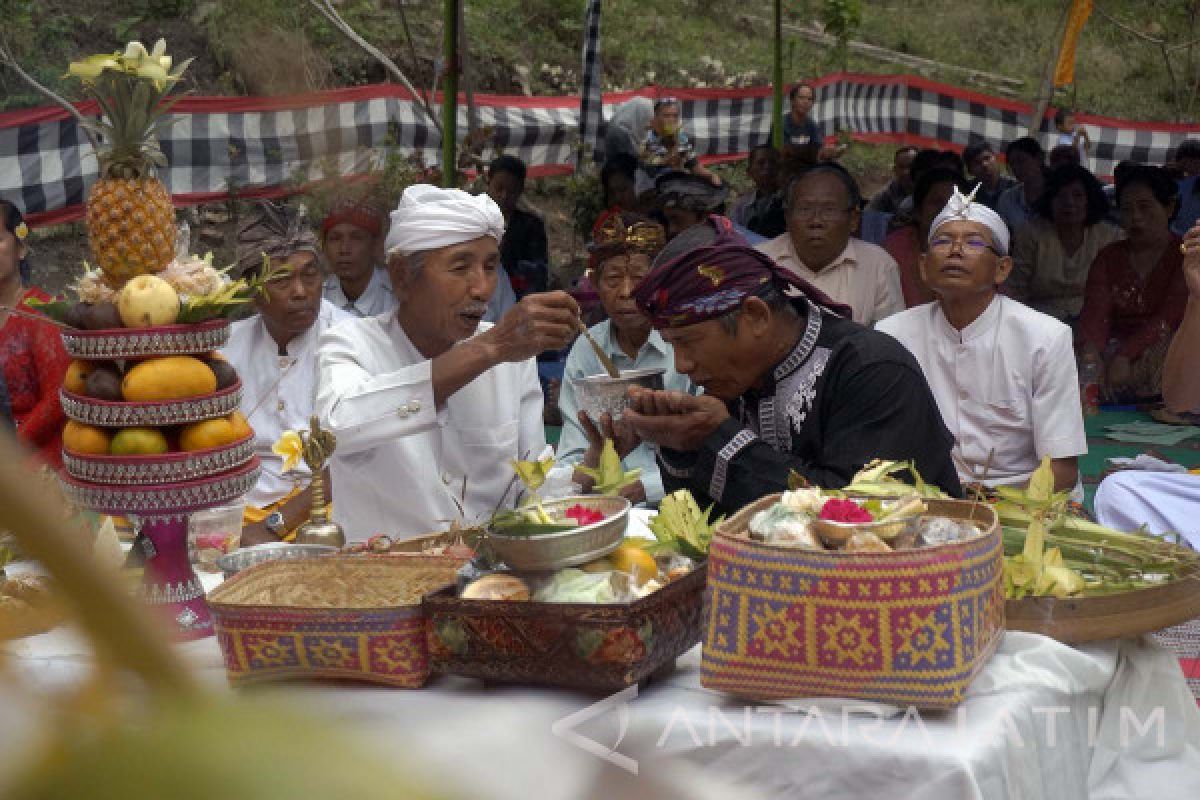 Umat Hindu Tulungagung Rayakan Galungan di Pura Alam (Video)