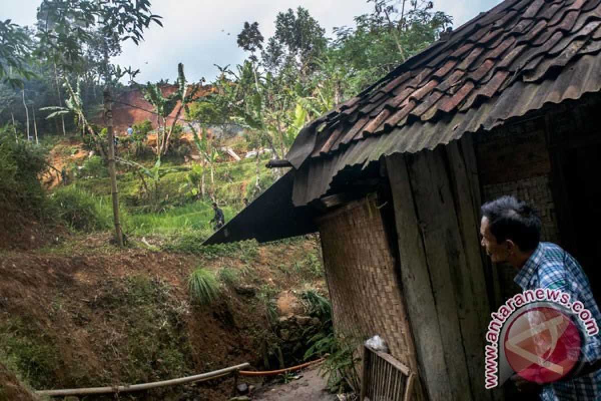 Rumah rusak akibat pergerakan tanah di Cianjur