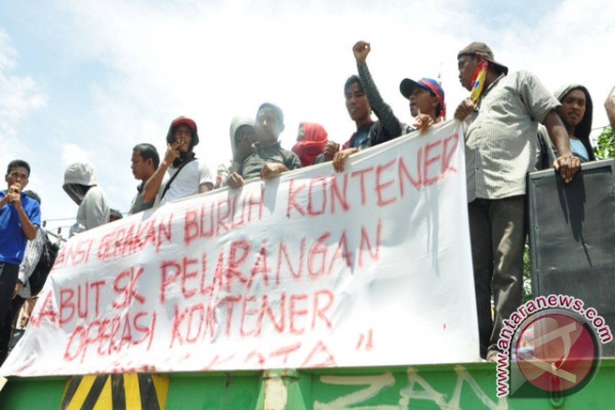 Puluhan Buruh Kembali Protes Jam Operasi Kontainer 