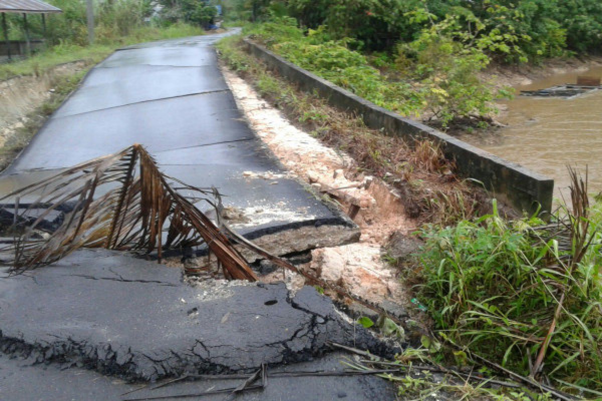 Jalan Desa Rarawa di Barito Utara Longsor