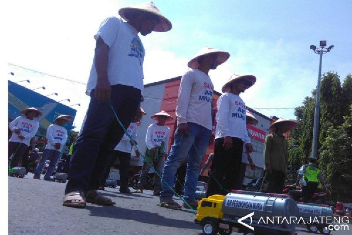 Warga Kudus Jalan Mundur Tolak Eksploitasi Air Gunung Muria