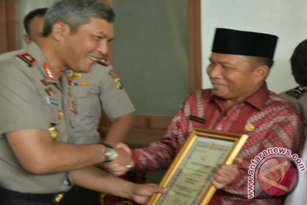 Bupati Tarmizi Saat Terima Penghargaan Dari Kapolda