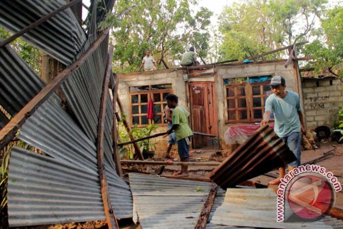 Puting beliung terjang desa di Kotabaru, 10 rumah rusak