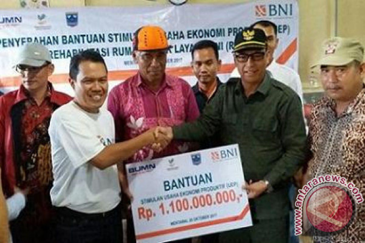 Menembus Ombak, BNI Salurkan Bantuan Sosial di Mentawai