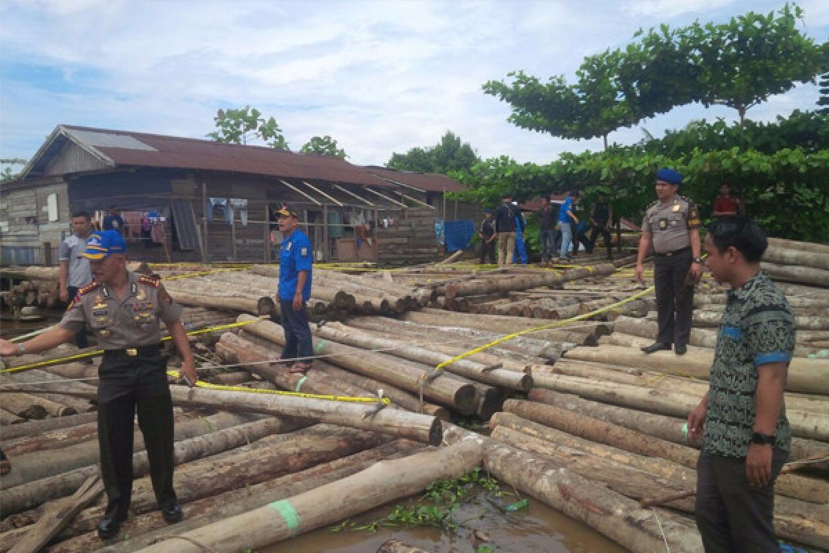 Polair Kalbar Tangkap Kapal Motor Tarik Kayu Log 