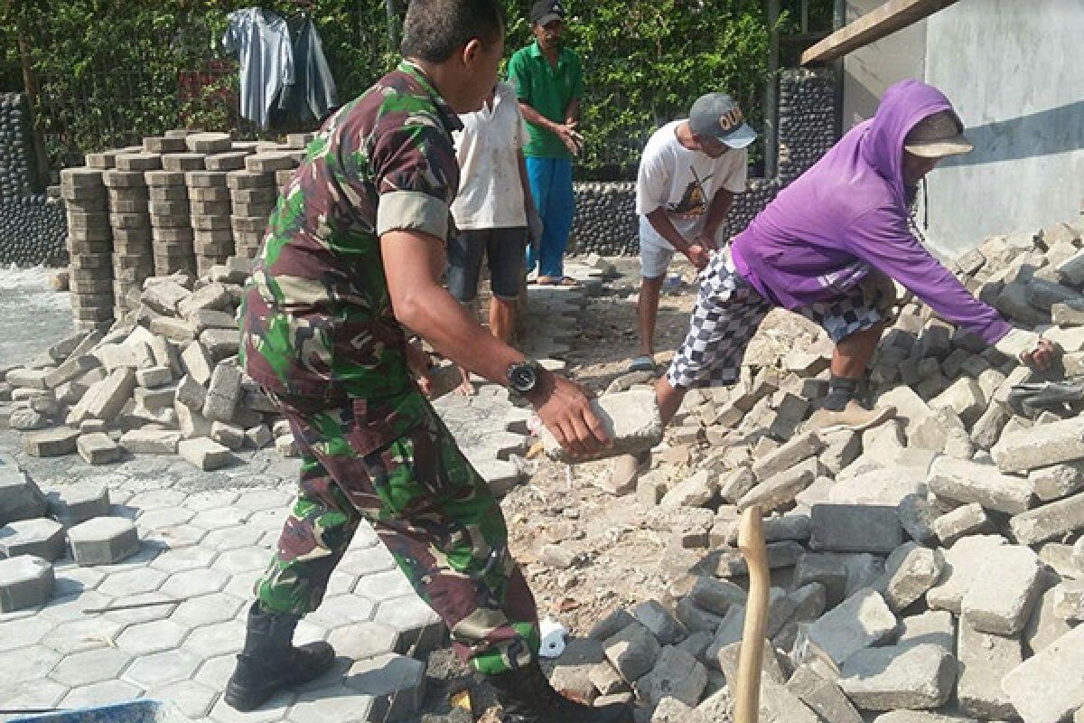 Koramil Sanggau Ledo Buat Jamban Warga Kamuh