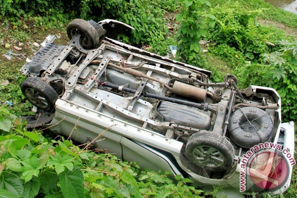 Mobil masuk jurang di Riau