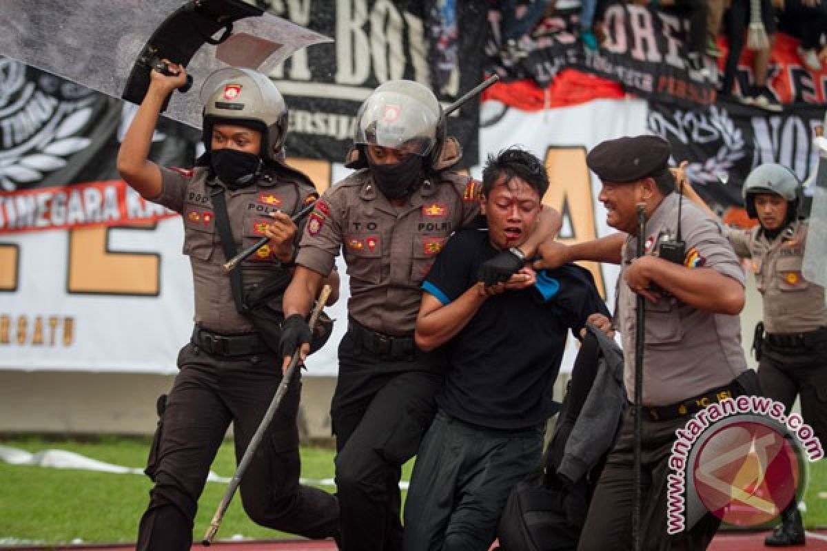 Polisi tembakkan gas air mata atasi pelemparan batu oleh suporter Persija