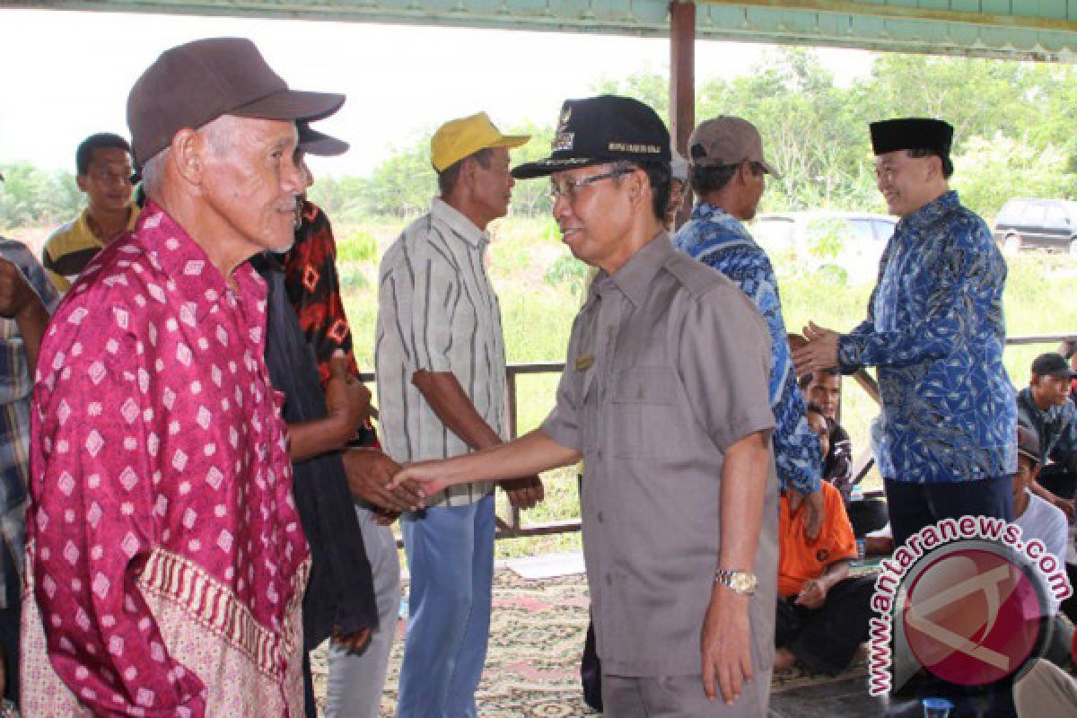 Bupati Fasilitas Penyerahan Lahan Ruslah PT PBB