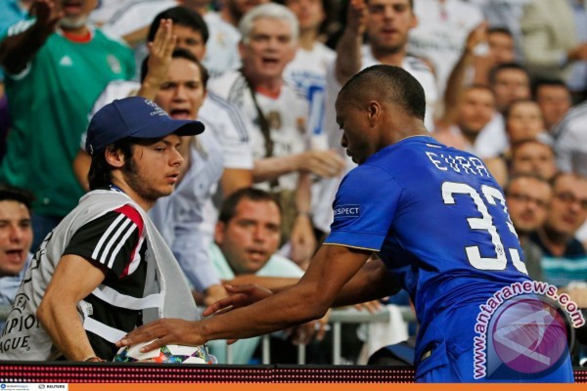 Patrice Evra Igatkan Orang pada Kungfu Eric Cantona