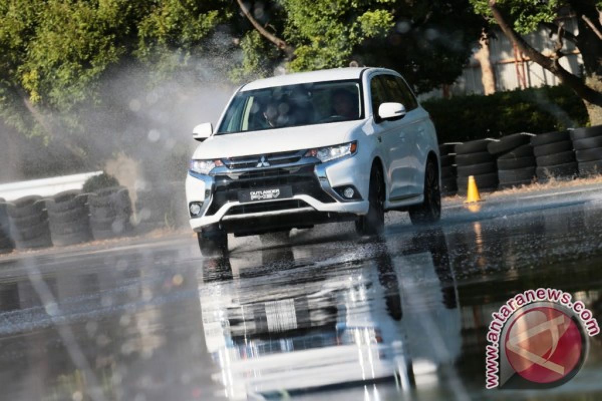 Mencicipi sensasi berkendara Mitsubishi Outlander PHEV