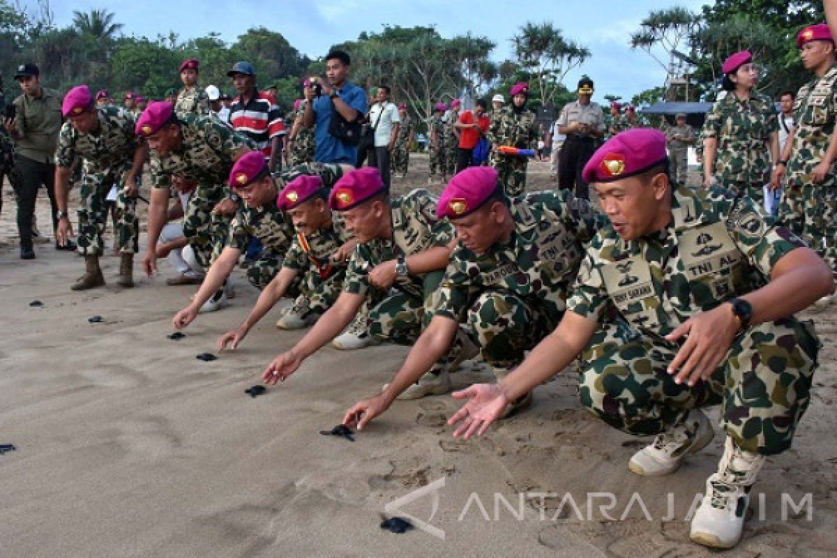 Komandan Korps Marinir Pimpin Pelepasan Tukik 