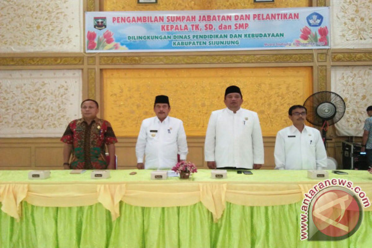 Bupati Sijunjung Sumpah 187 Kepala Sekolah, Sekaligus Melantik