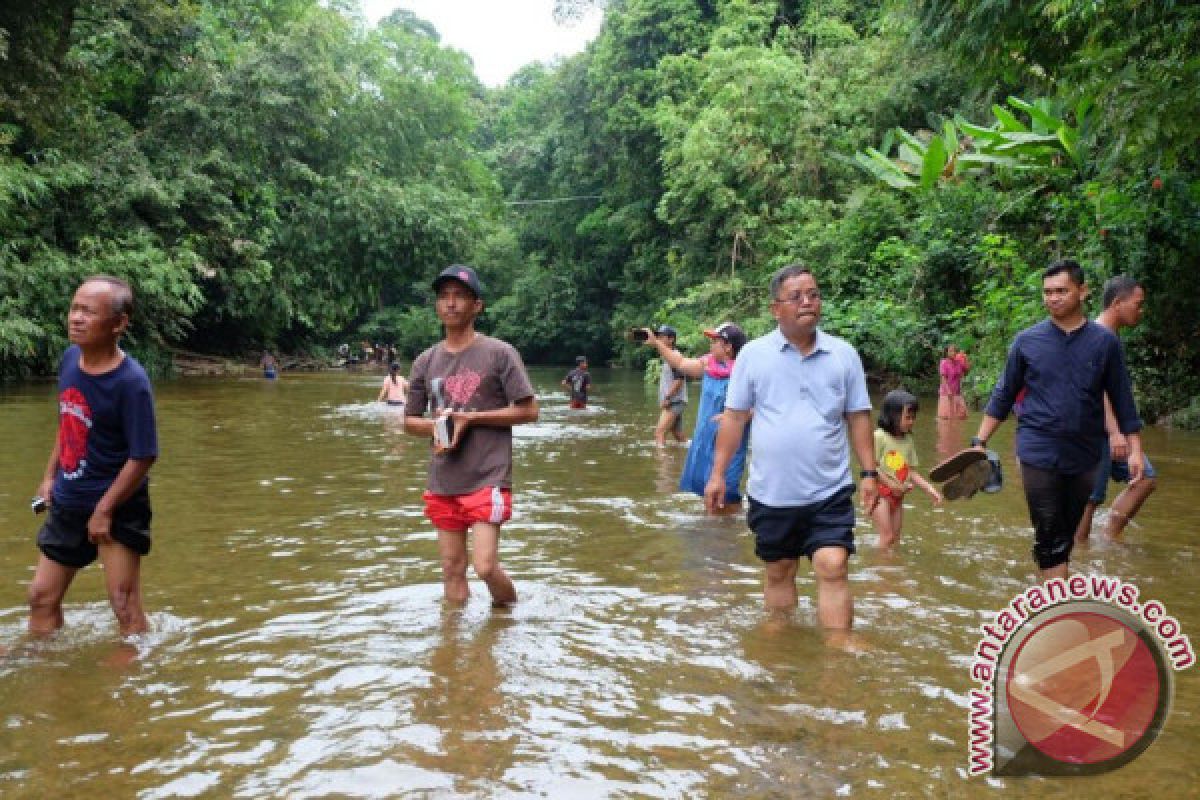 Bupati Rupinus Hadiri Ibadat Doa Hari Arwah