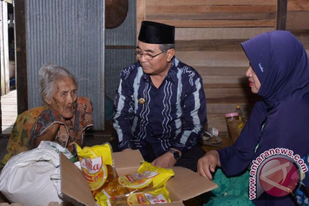 Bupati HSS Santuni Warga Kurang Mampu