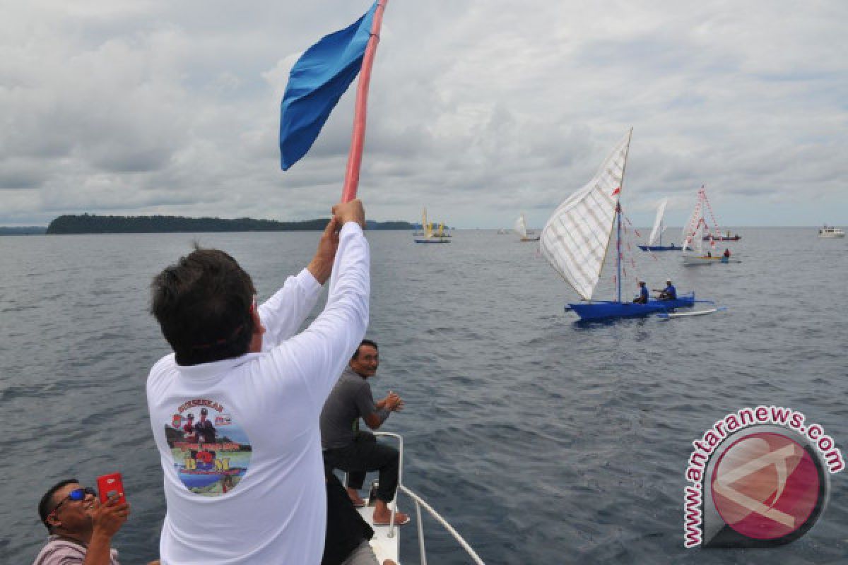 GUBERNUR LEPAS LOMBA PERAHU LAYAR