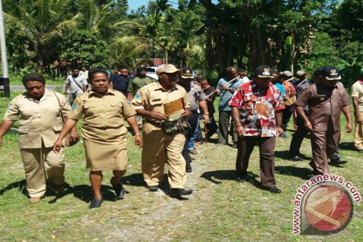 Bupati minta dukungan warga bangun Teluk Wondama