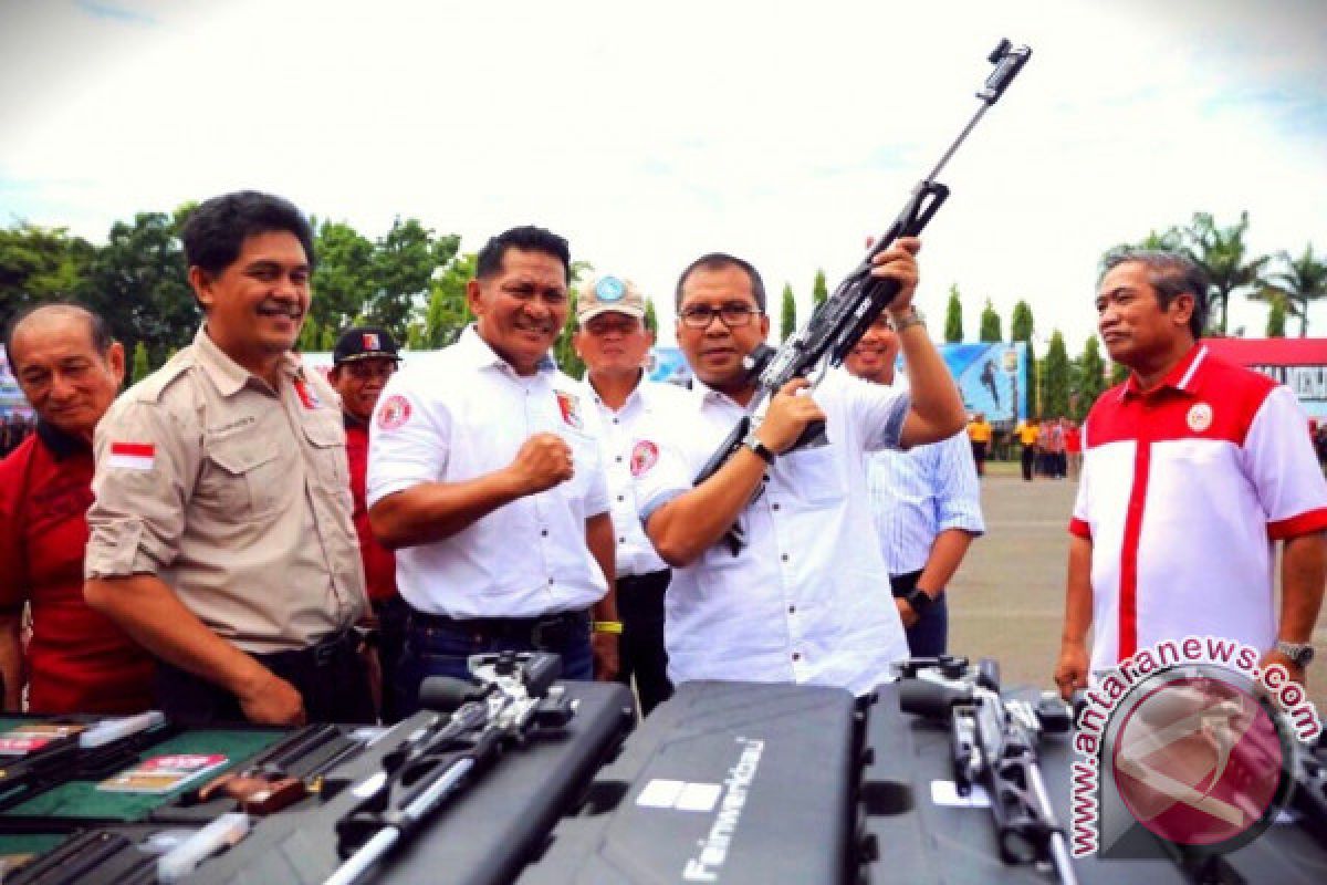 Wali Kota Makassar Hadiahkan Senjata Pada Perbakin  