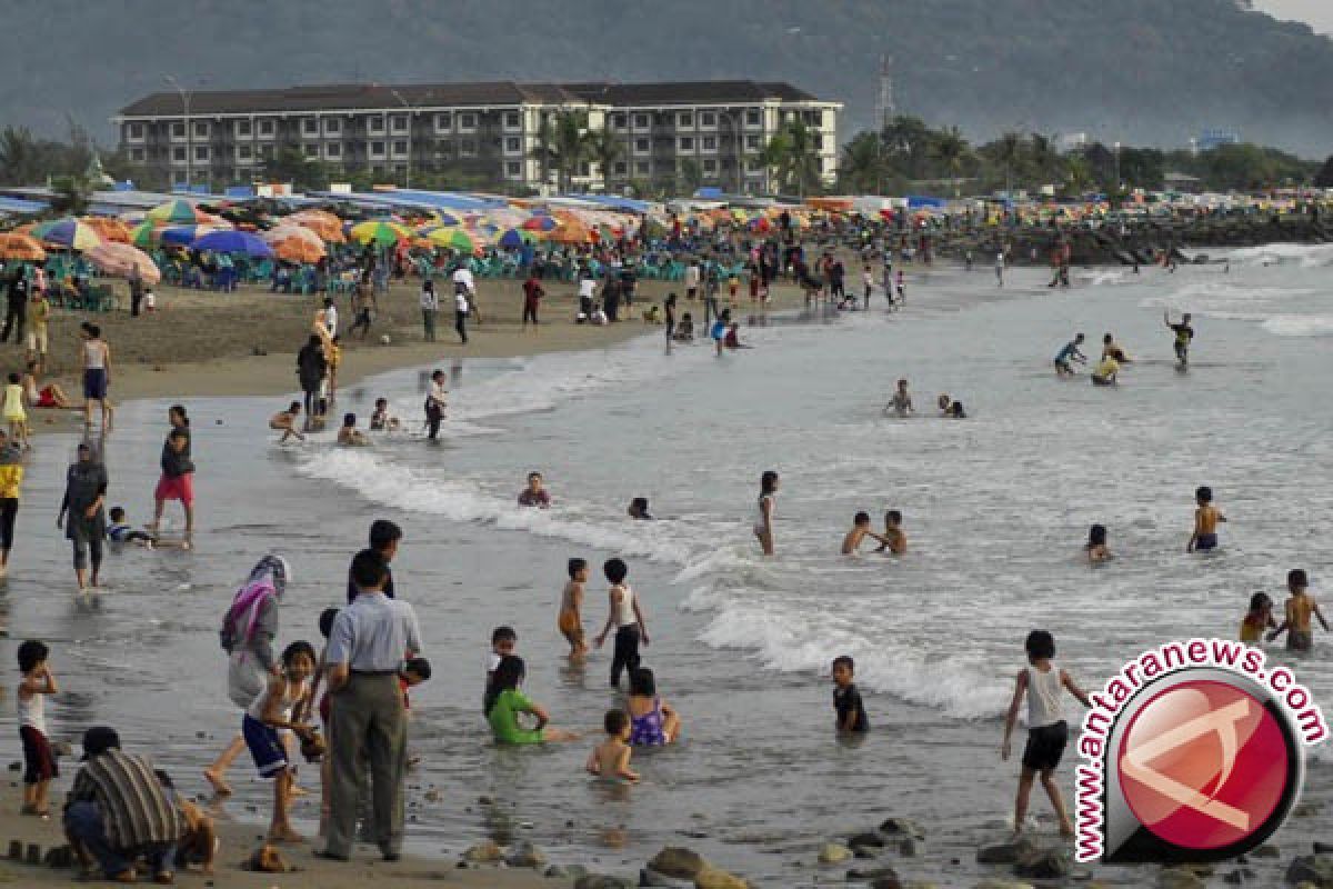 Pantai Lampung diserbu wisatawan