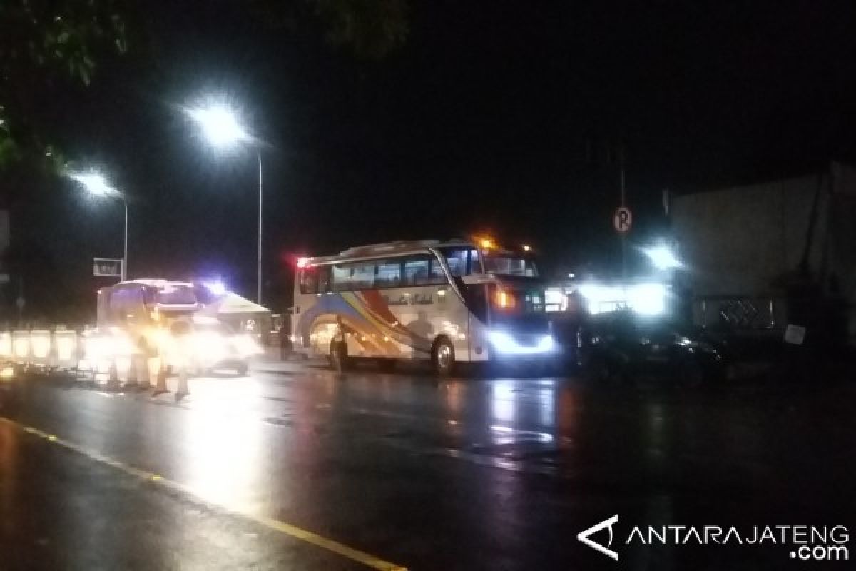 10 Bus Jemput Relawan Jokowi dari Stasiun Purwosari