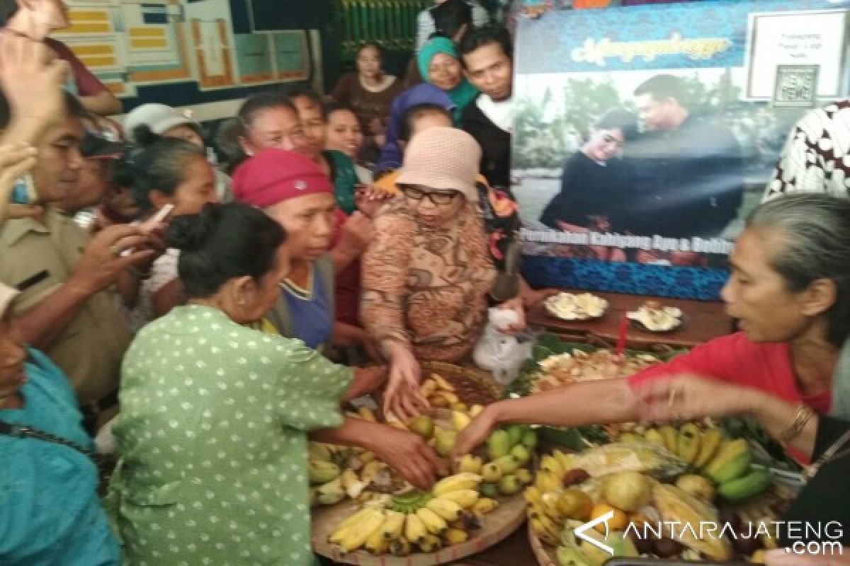 Jelang Pernikan Kahiyang, Pedagang Pasar Legi Berebut Nasi Tumpeng