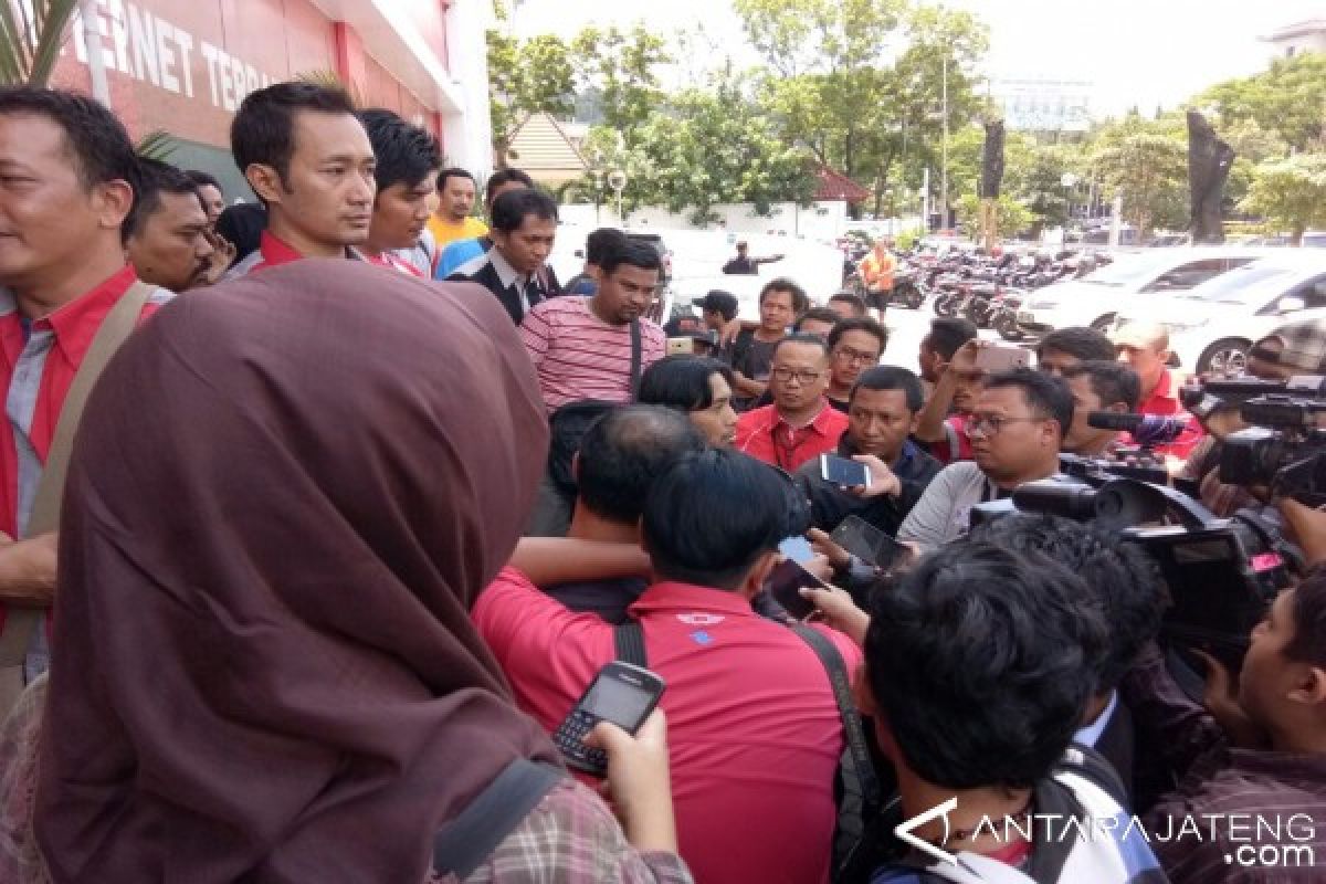 Pedagang Kartu Telepon Seluler Protes