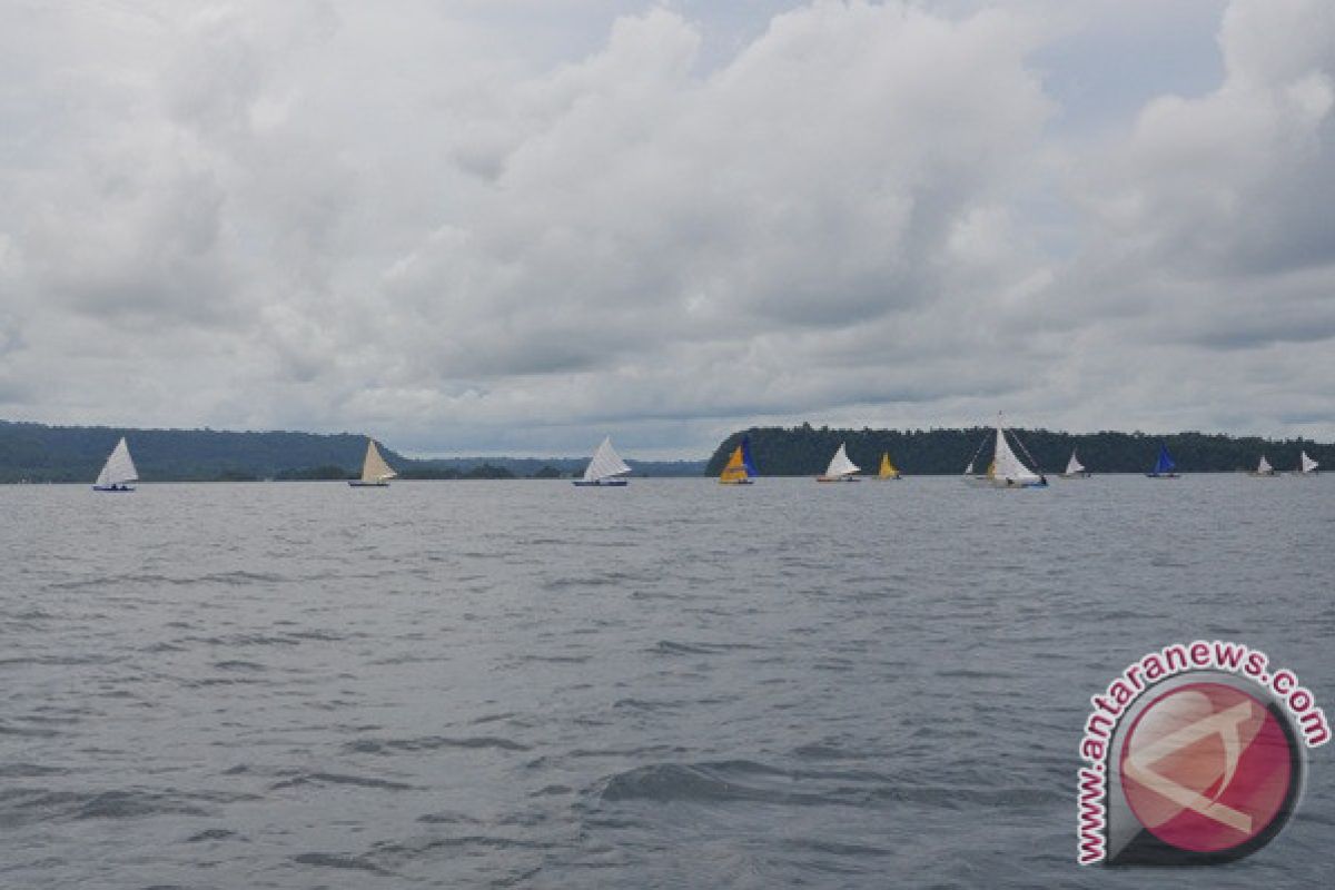 Gubernur Ajak Pebalap TdCC Saksikan Perahu Layar 