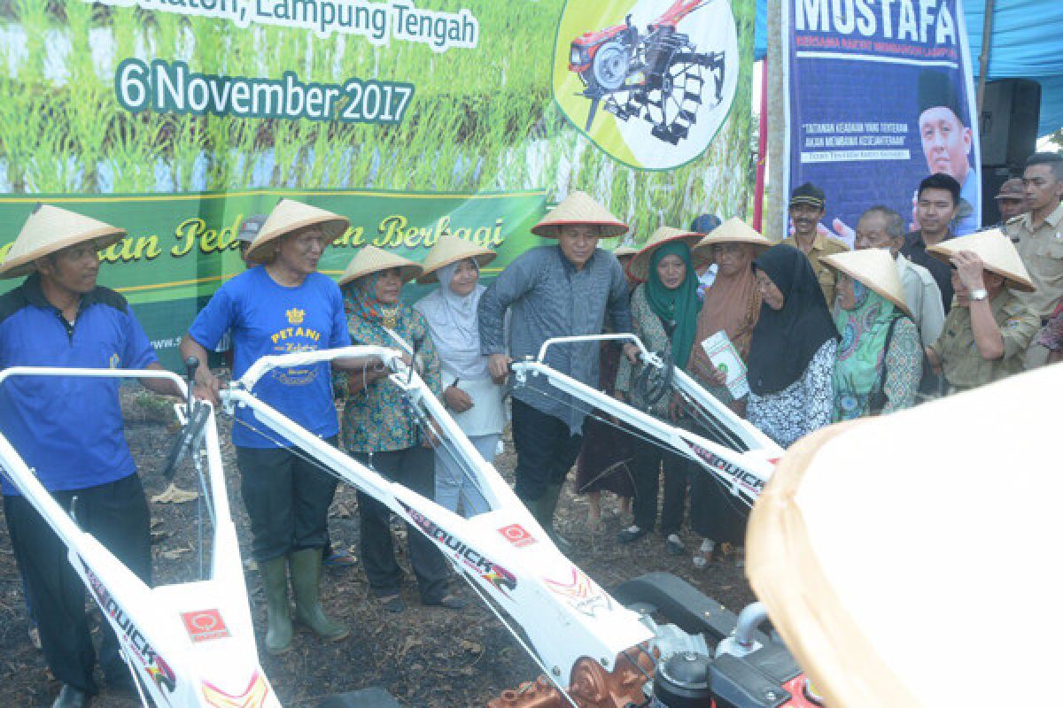 PT Pegadaian Lampung Sumbang Empat Unit Traktor Tangan