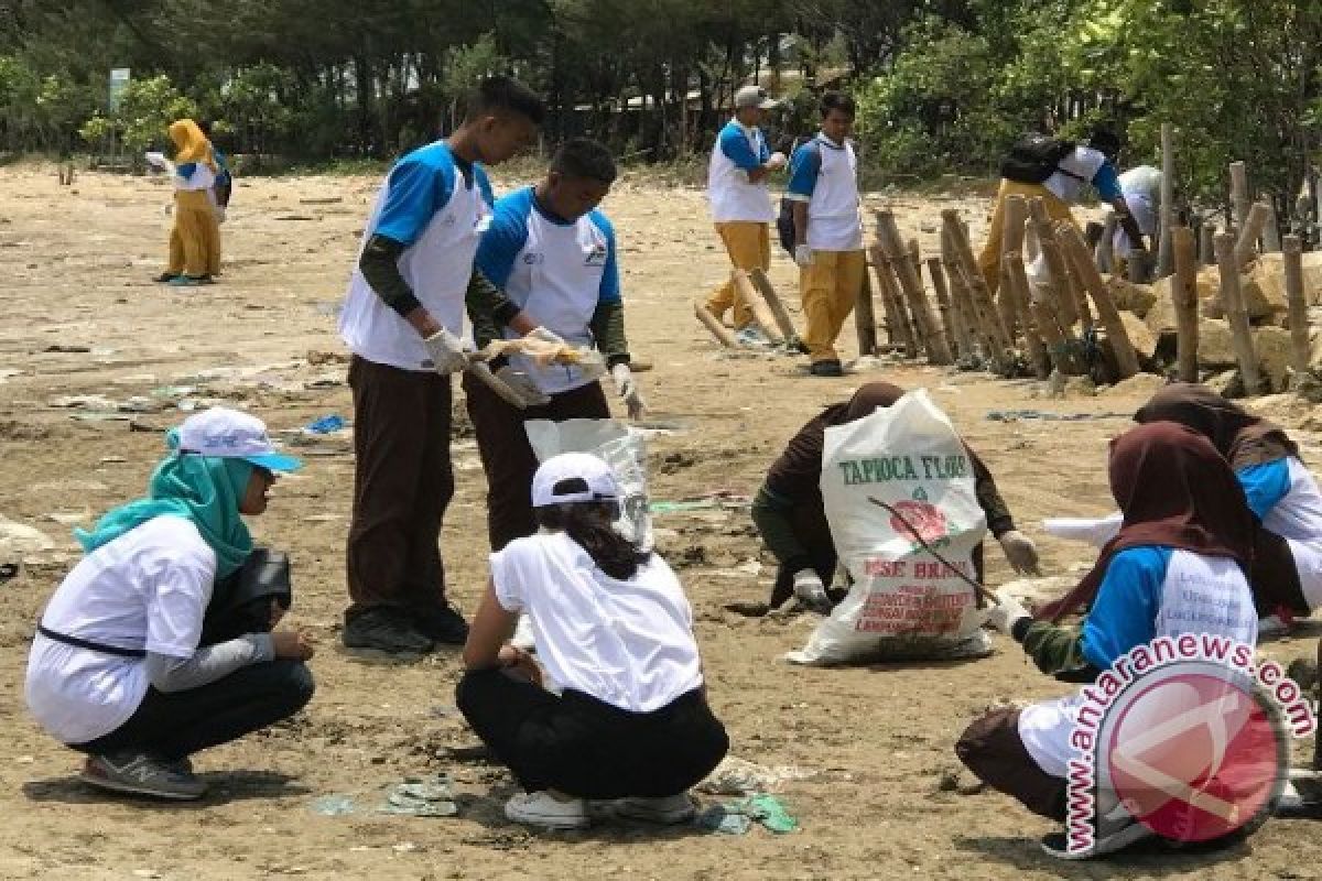 Komunitas Muslim Bali lakukan bersih-bersih Pantai Petitenget