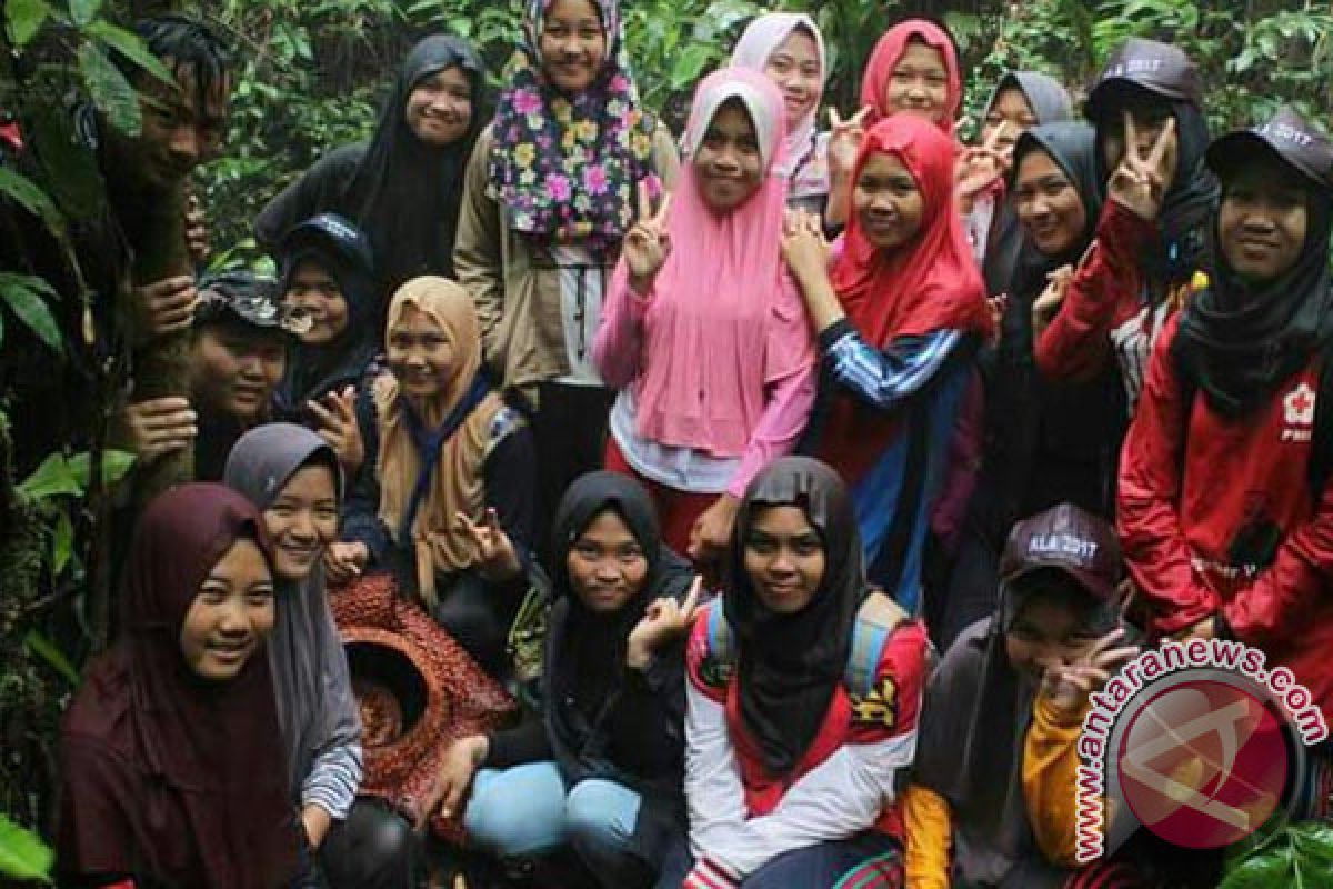Puluhan Pelajar Kaur Kunjungi Habitat Rafflesia Bengkuluensis
