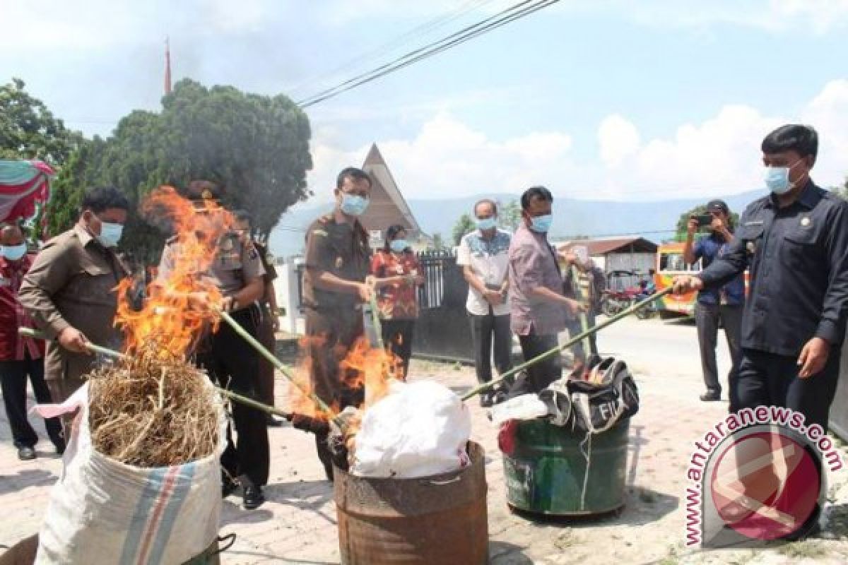 Kejaksaan Samosir Bakar Barang Bukti Tindak Kriminal