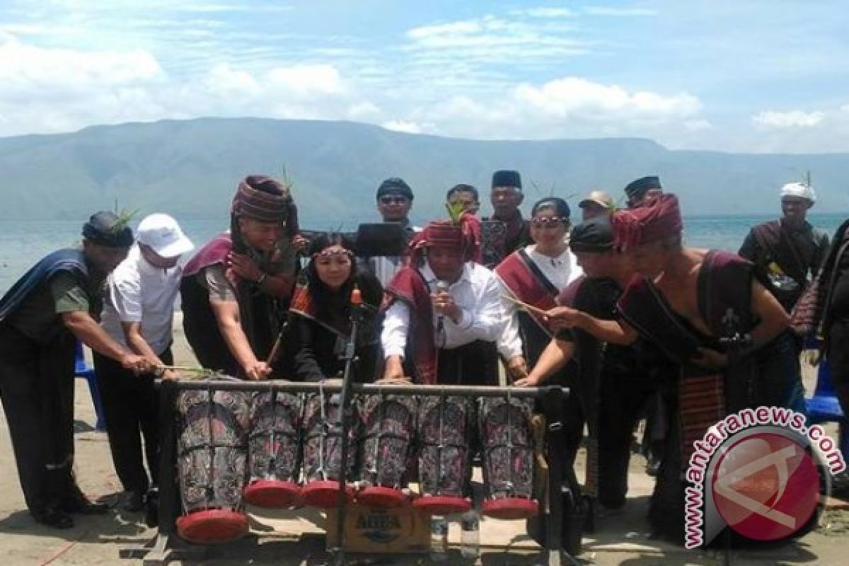 Bupati Samosir Buka Festival Pasir Putih Situngkir
