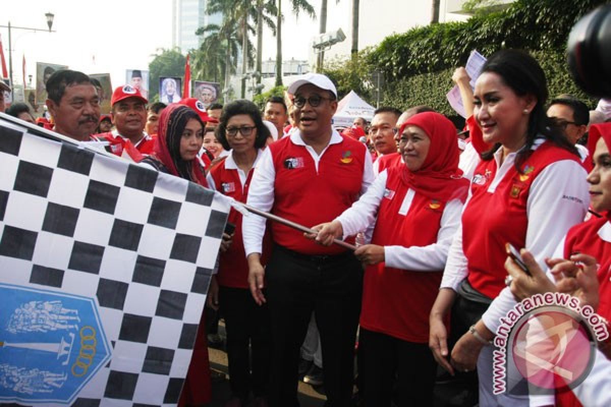 Mensos lepas peserta jalan sehat kebangsaan