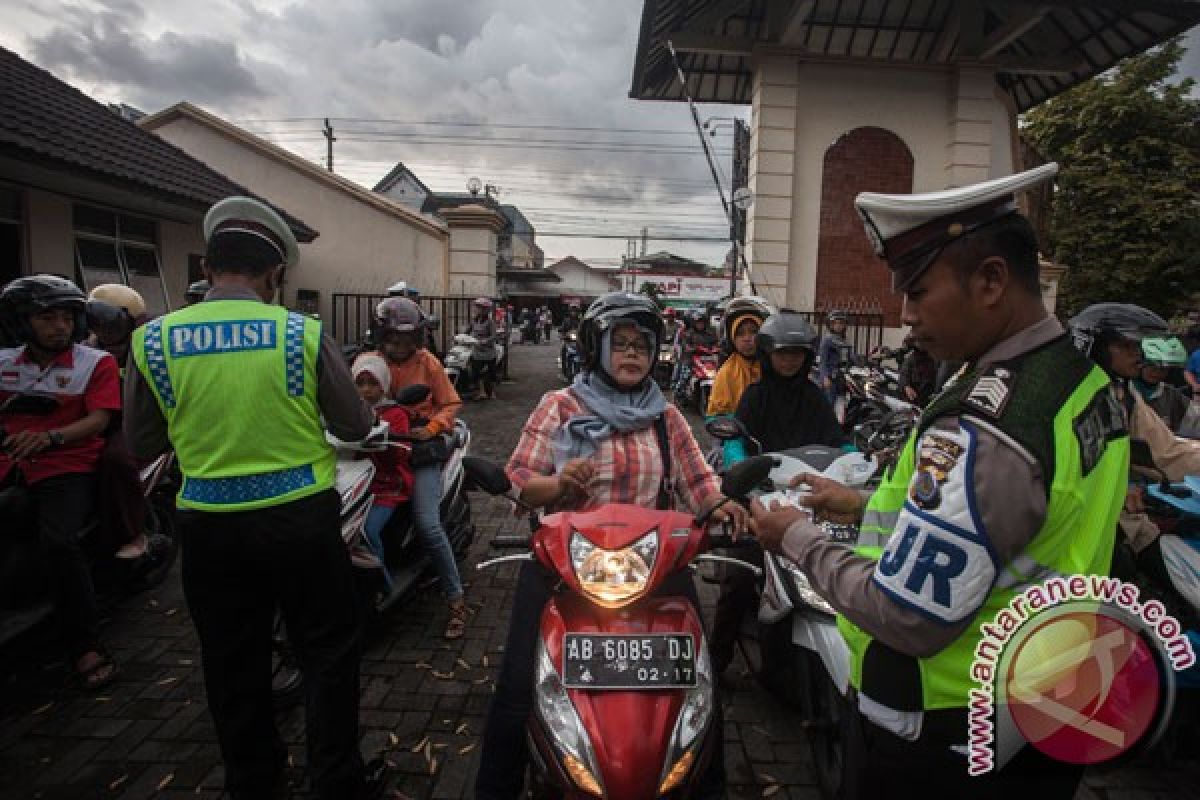 Polantas Bangka Barat bagikan coklat dan helm