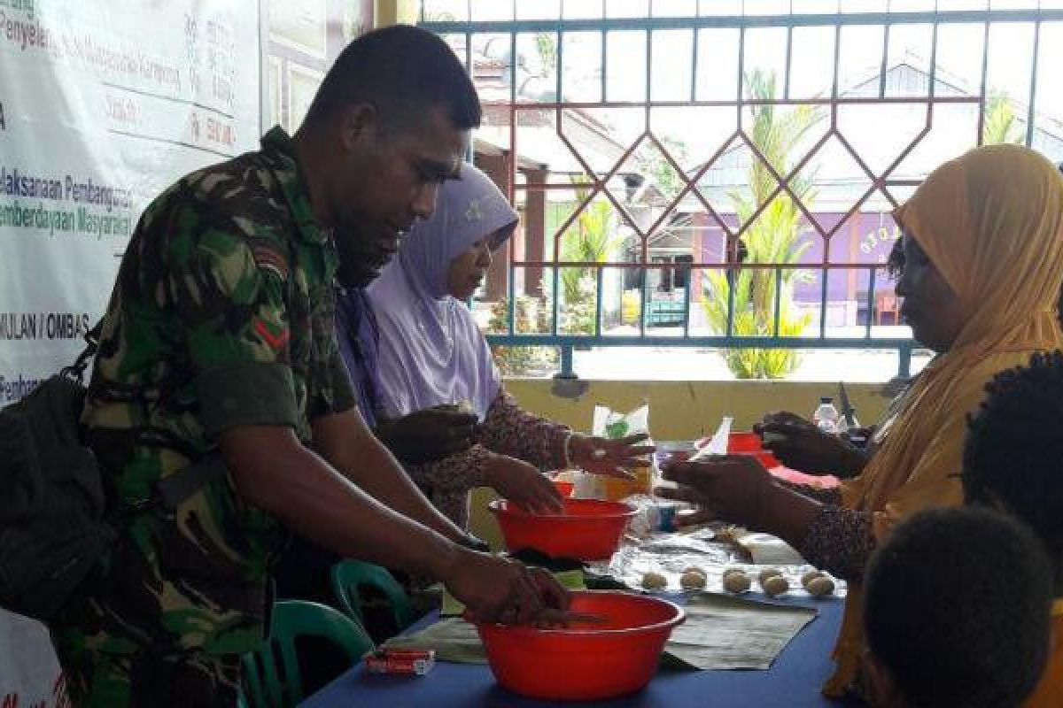 Babinsa Koramil Timika gelar penyuluhan pembuatan roti dan kerupuk 