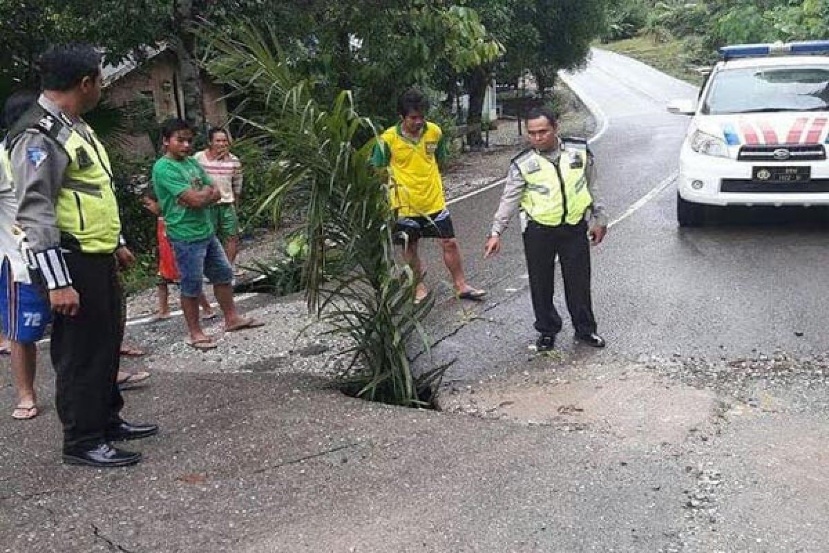 Hati-hati! Jalan Muara Teweh - Puruk Cahu Berlubang