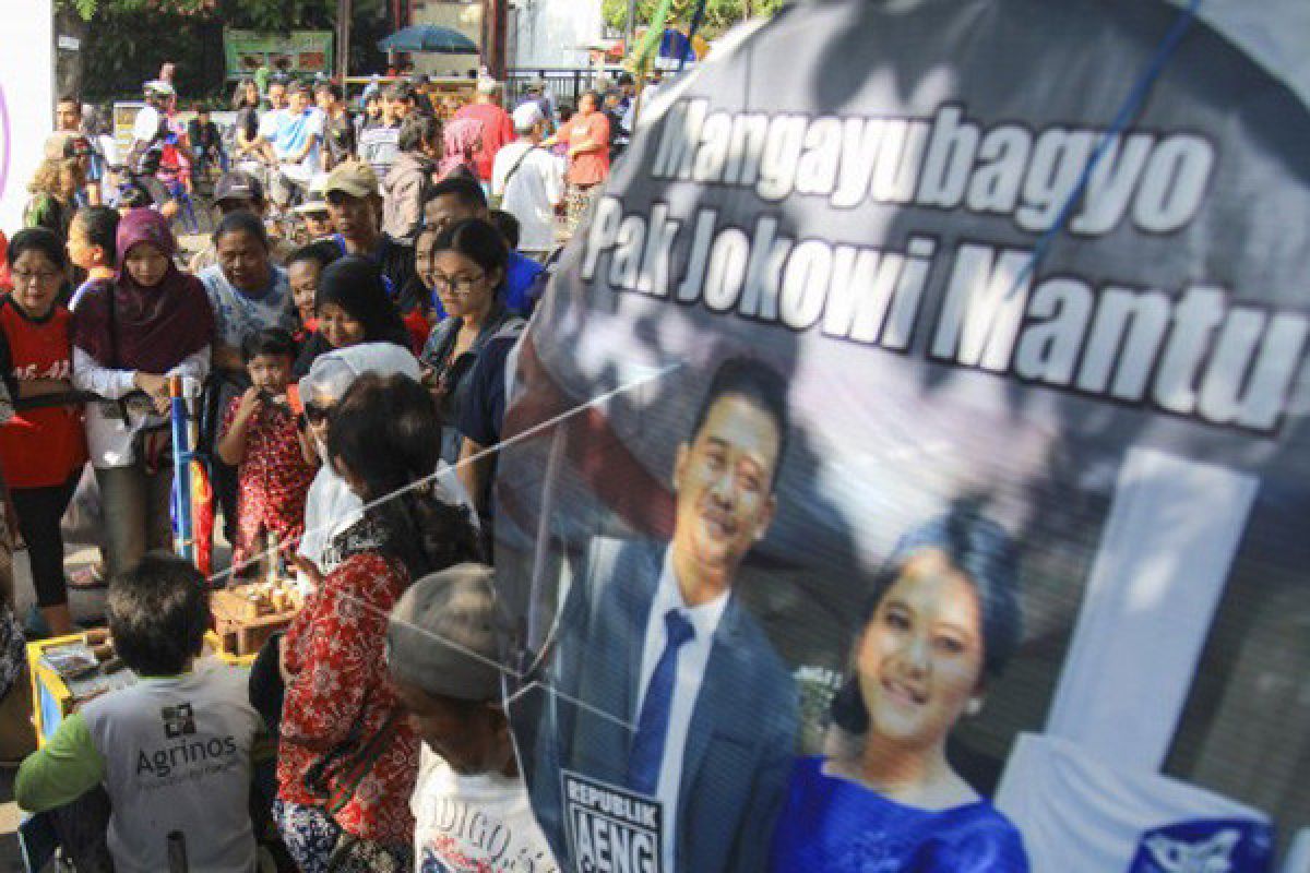 Ratusan pedagang Pasar Legi berebut nasi tumpeng