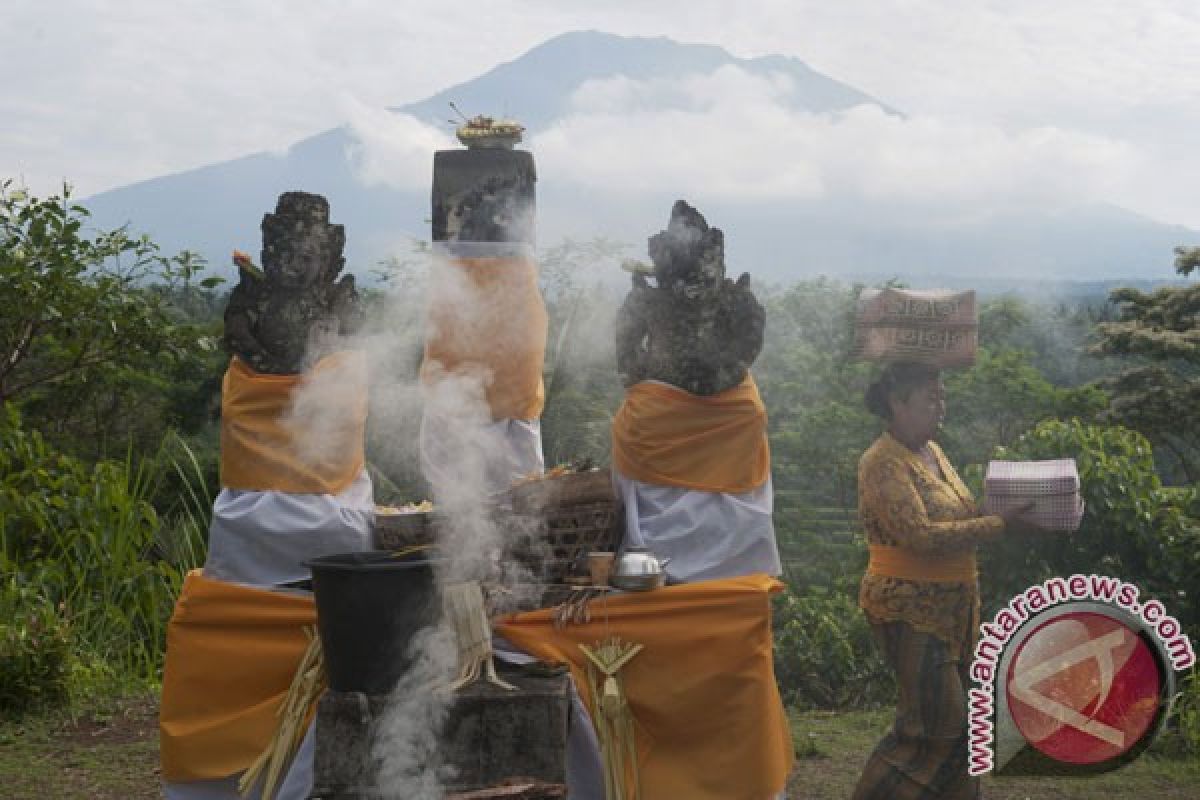 PVMBG analisis status Gunung Agung setelah semburkan abu