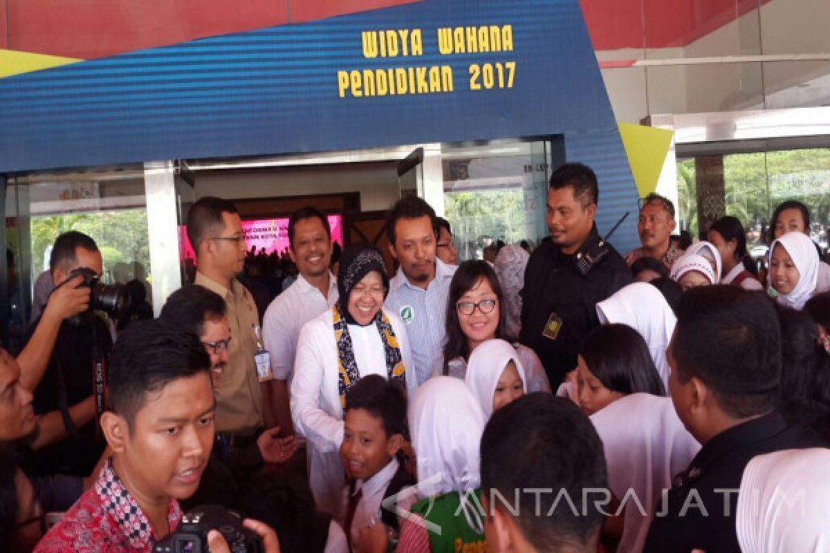 Sekolah Diminta Risma Rutin Pantau Ponsel Siswa