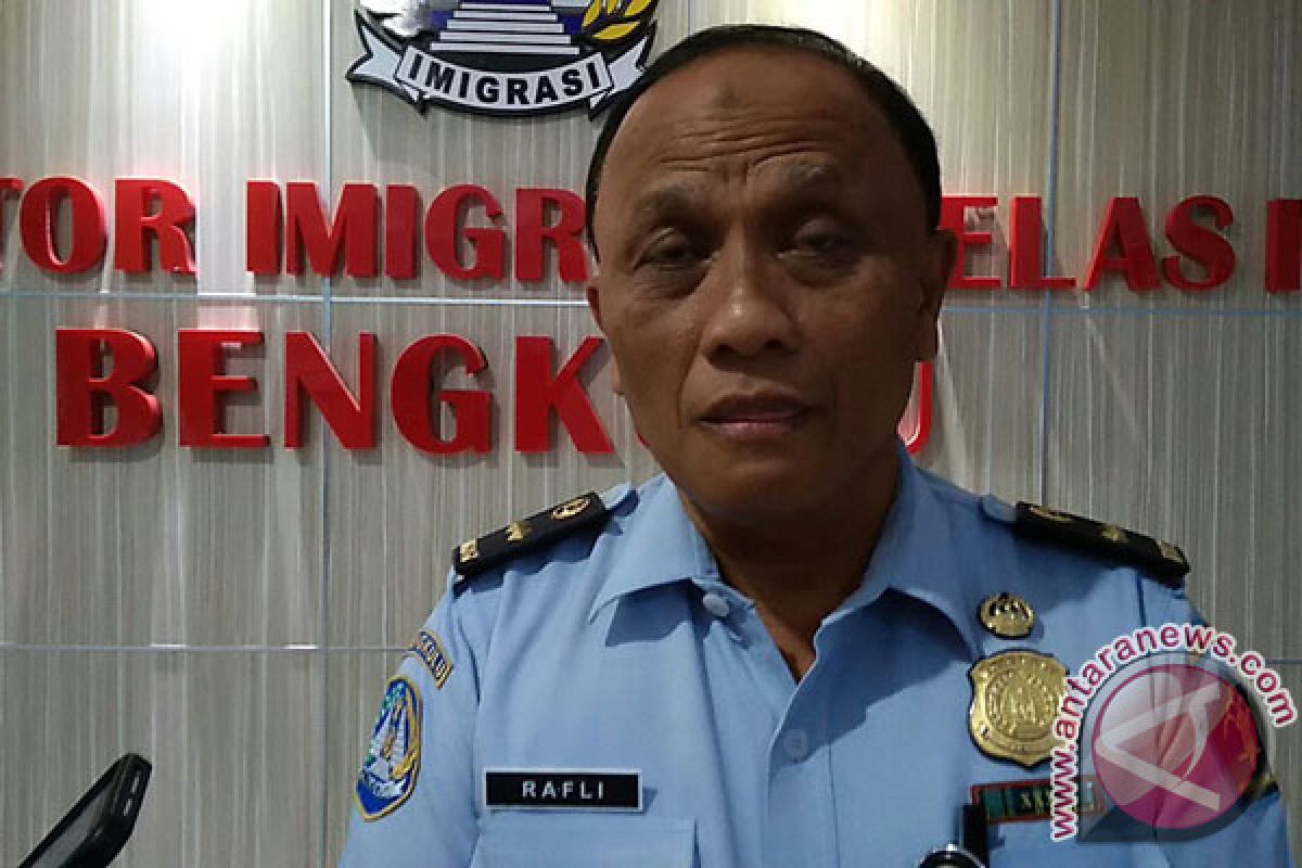 Imigrasi Bengkulu Deportasi Satu WNA Asal China