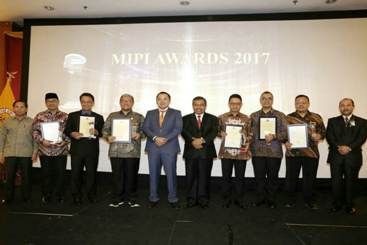 Ridho Ficardo Menyerahkan MIPI Awards Tahun 2017
